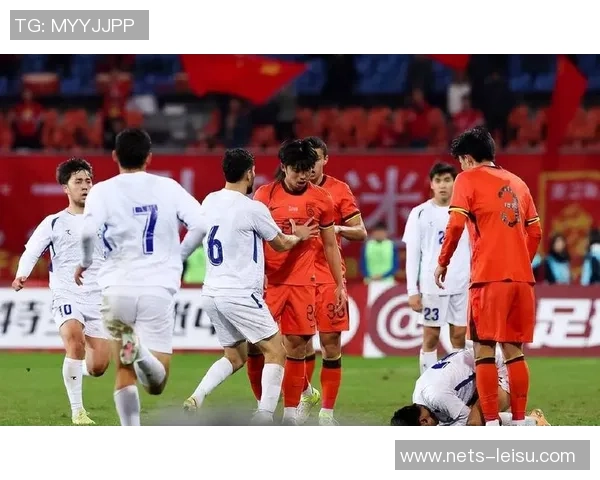 国足与乌兹别克斯坦激战正酣比分直播全程追踪精彩瞬间不容错过 国足与乌兹别克斯坦激战正酣比分直播全程追踪精彩瞬间不容错过